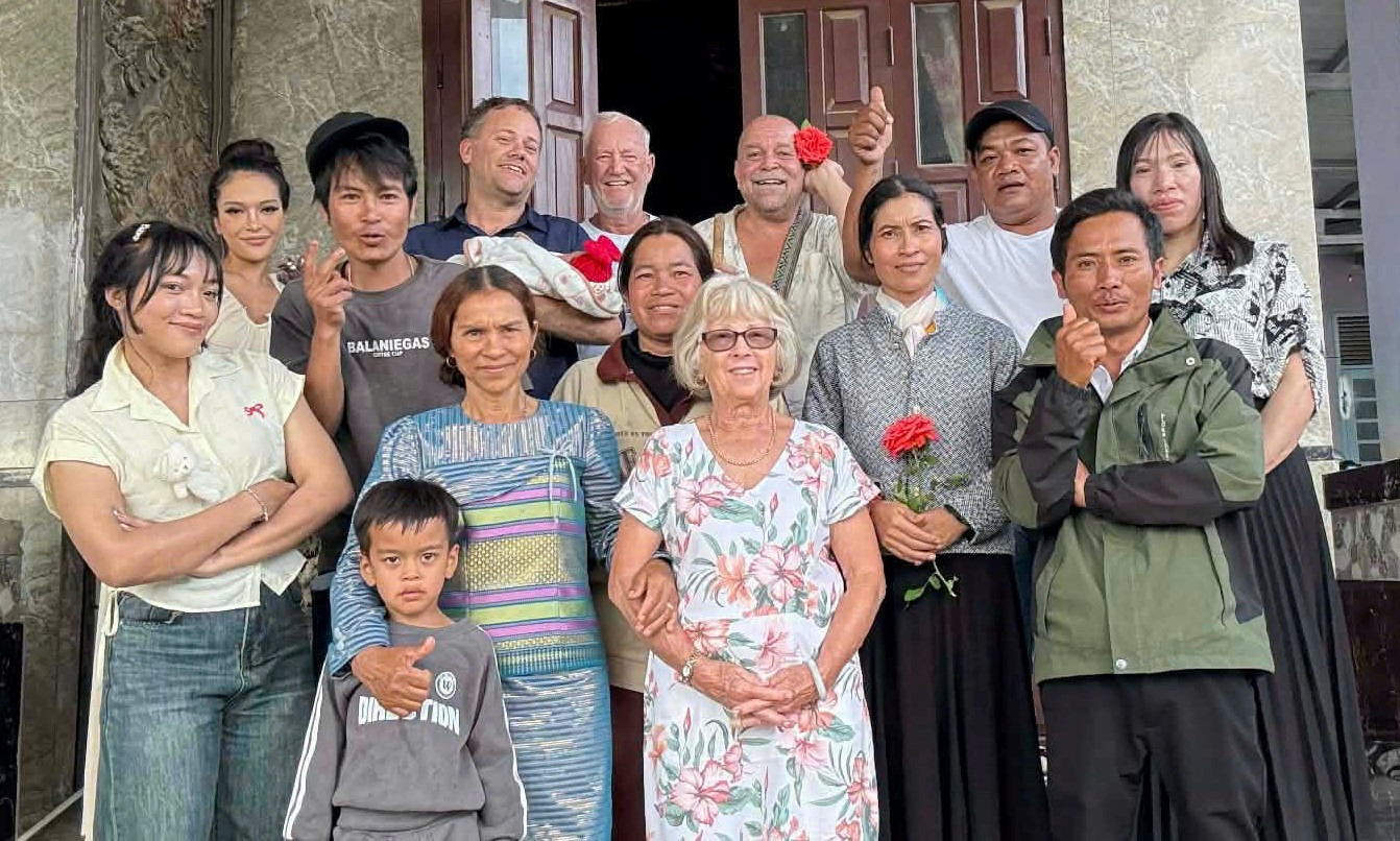 Những người thân của Ma Oanh đón bố mẹ chồng của cô qua thăm