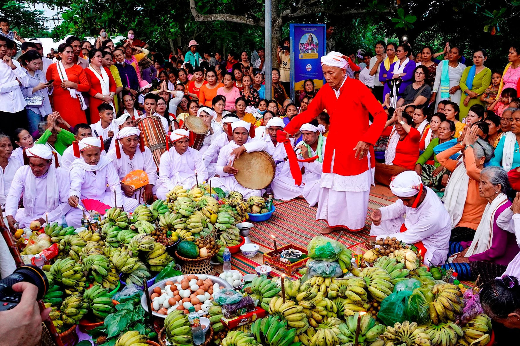 These instruments are always played together, symbolising the harmony of heaven, earth and humanity in Cham culture and spiritual life