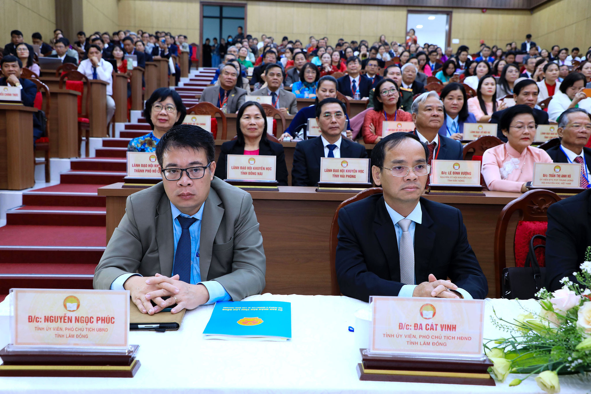 Tỉnh ủy viên, Phó Chủ tịch HĐND tỉnh Lâm Đồng Đa Cát Vinh và Tỉnh ủy viên, Phó Chủ tịch UBND tỉnh Nguyễn Ngọc Phúc theo dõi phát biểu của Chủ tịch Trung ương Hội Khuyến học Việt Nam Nguyễn Thị Doan