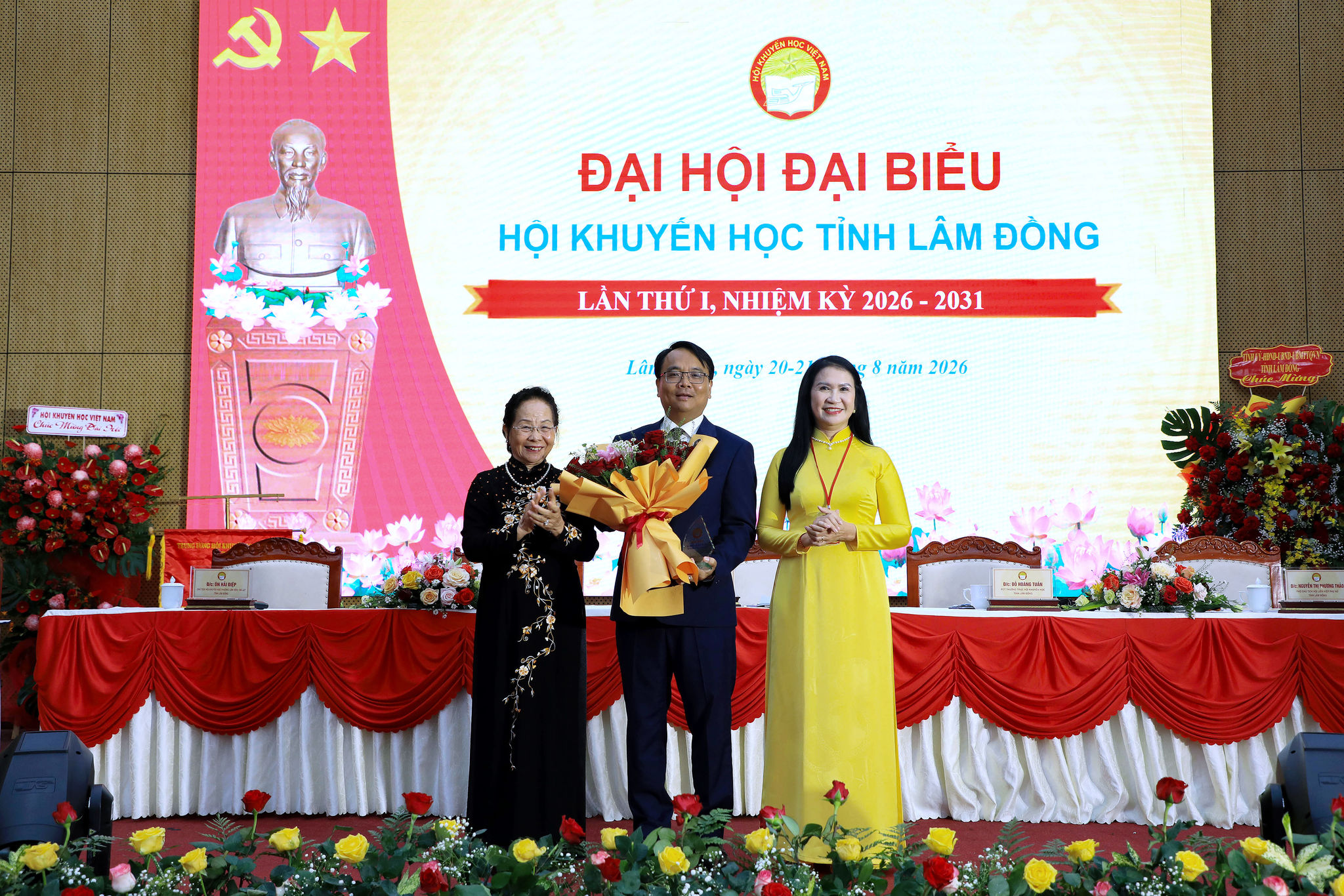 Phó Bí thư Thường trực Tỉnh ủy Lâm Đồng Đặng Hồng Sỹ đón nhận suy tôn của đại hội giữ cương vị Chủ tịch danh dự Hội Khuyến học tỉnh Lâm Đồng khóa I, nhiệm kỳ 2026 - 2031