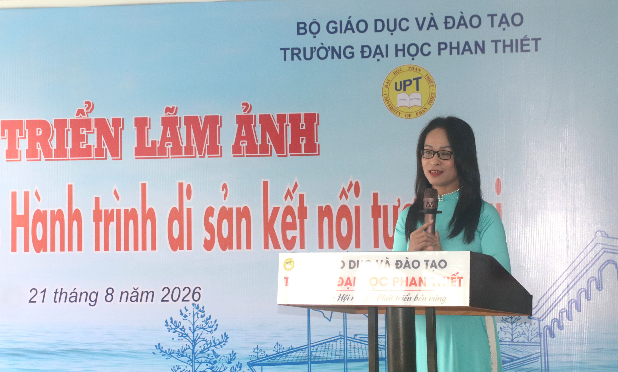 Bà Lê Thị Trúc Linh, Phó Giám đốc Sở Văn hóa, Thể thao và Du lịch tỉnh phát biểu tại buổi triển lãm