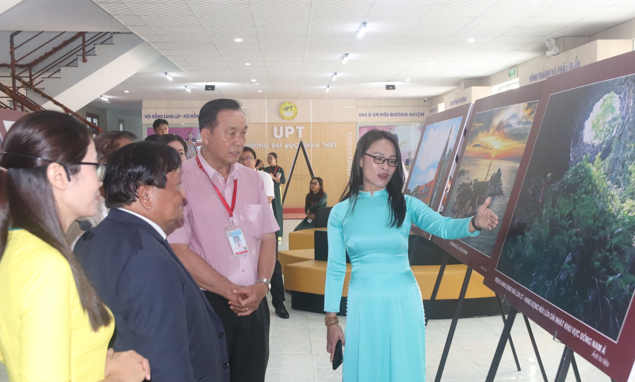 Bà Lê Thị Trúc Linh, Phó Giám đốc Sở Văn hóa, Thể thao và Du lịch tỉnh xem triển lãm và giới thiệu về một số di tích