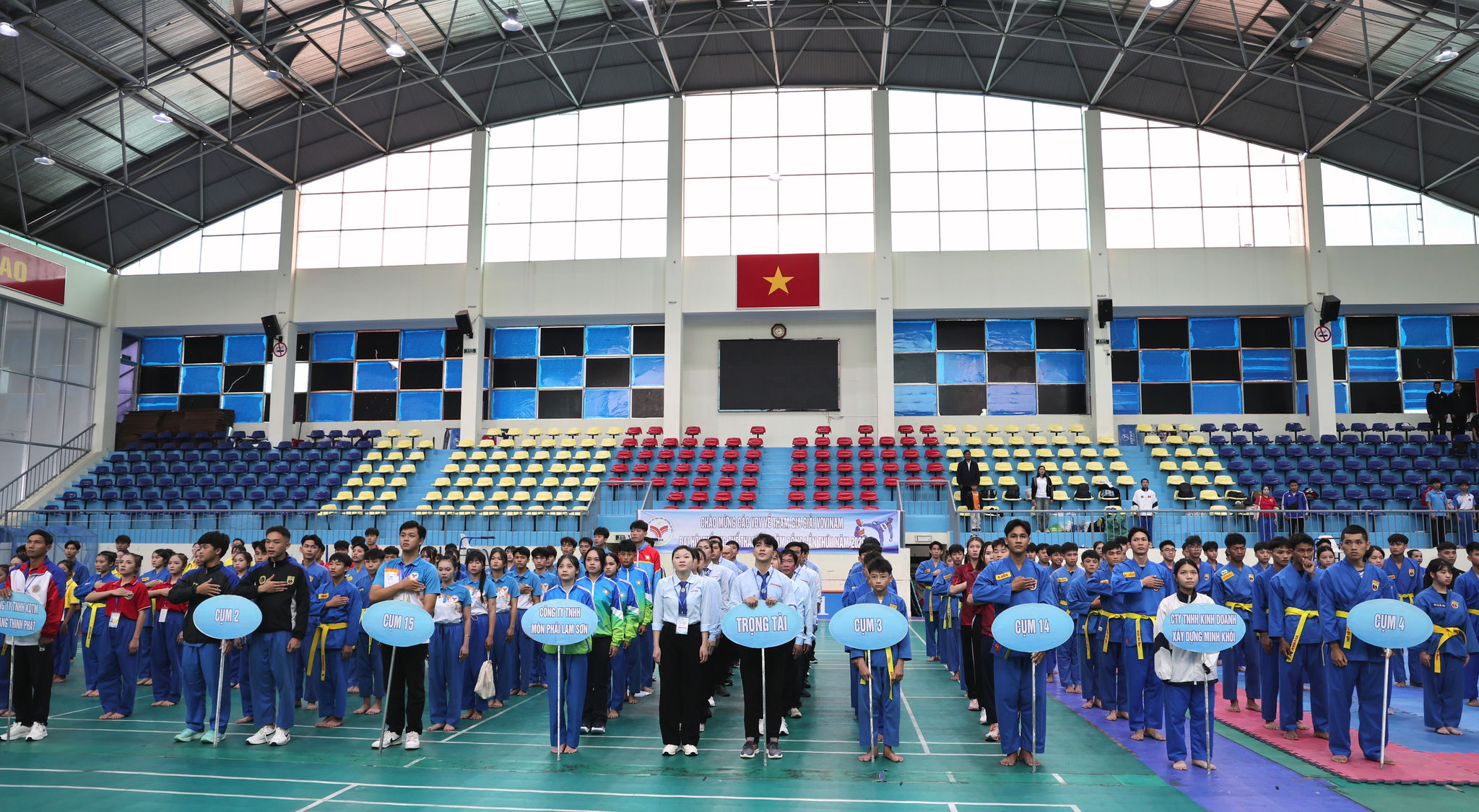 Các đoàn vận động iên lam lễ chào cờ trước giờ khai mạc