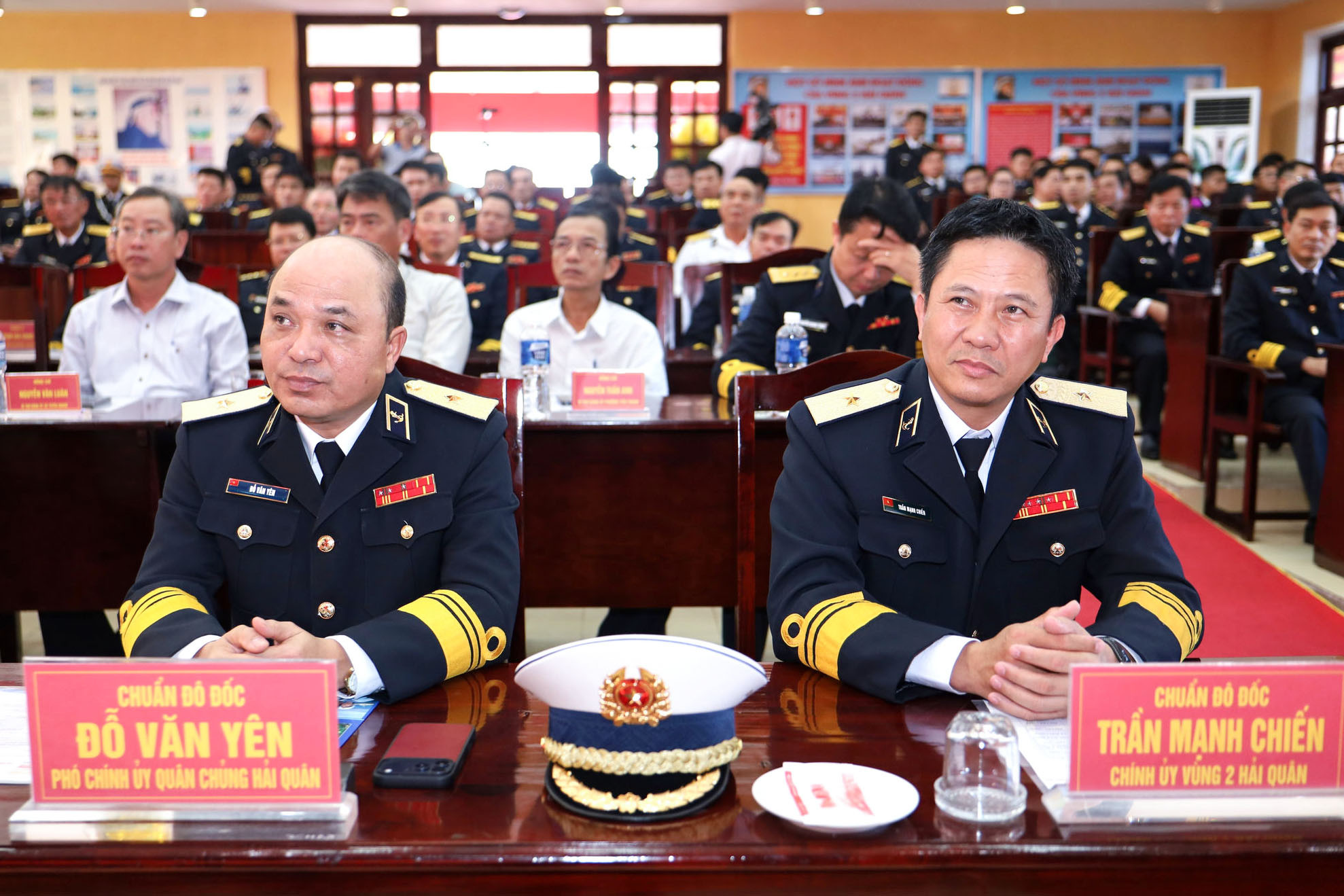 chuan-do-doc-do-van-yen-uy-vien-ban-thuong-vu-dang-uy-pho-chinh-uy-quan-chung-hai-quan-va-chuan-do-doc-tran-manh-chien-chinh-uy-vung-2-hai-quan-du-le-ky-niem(1).jpg