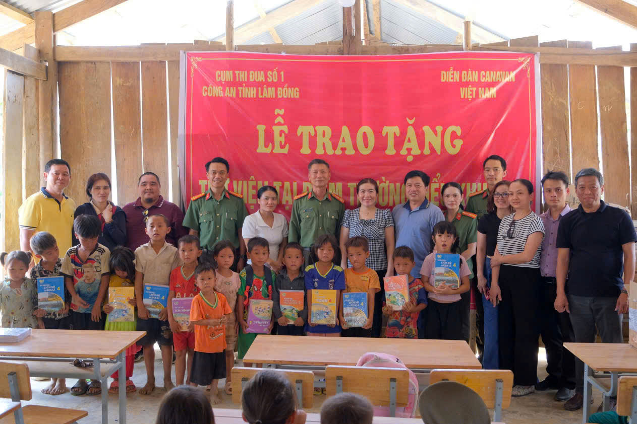 cong-an-tinh-lam-dong-tang-sach-giao-khoa-cho-hoc-sinh-dan-toc-thieu-so-cac-xa-dam-rong(1).jpg