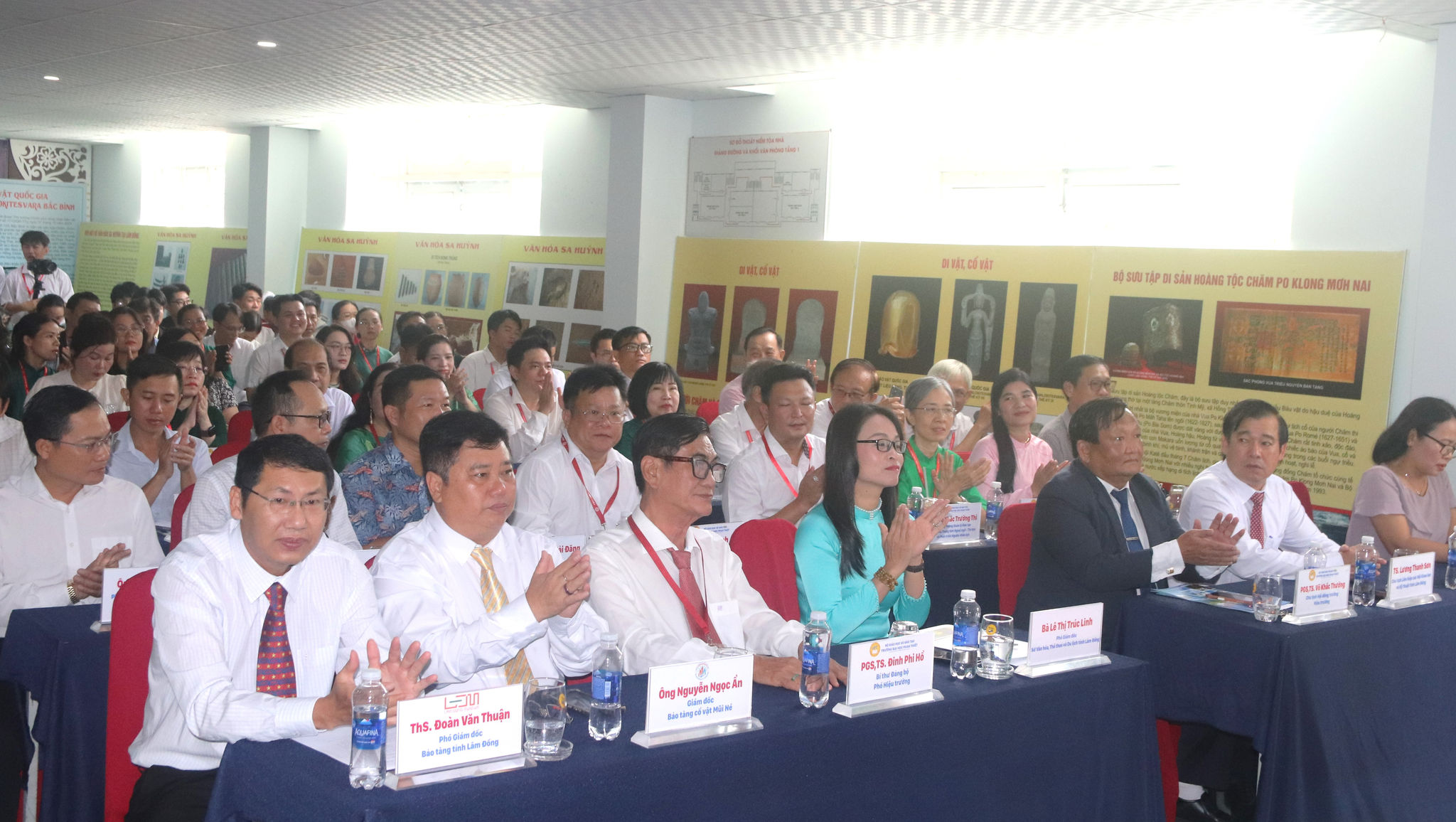 Đại biểu tham dự buổi triển lãm ảnh chuyên đề “Lâm Đồng - Hành trình di sản kết nối tương lai”