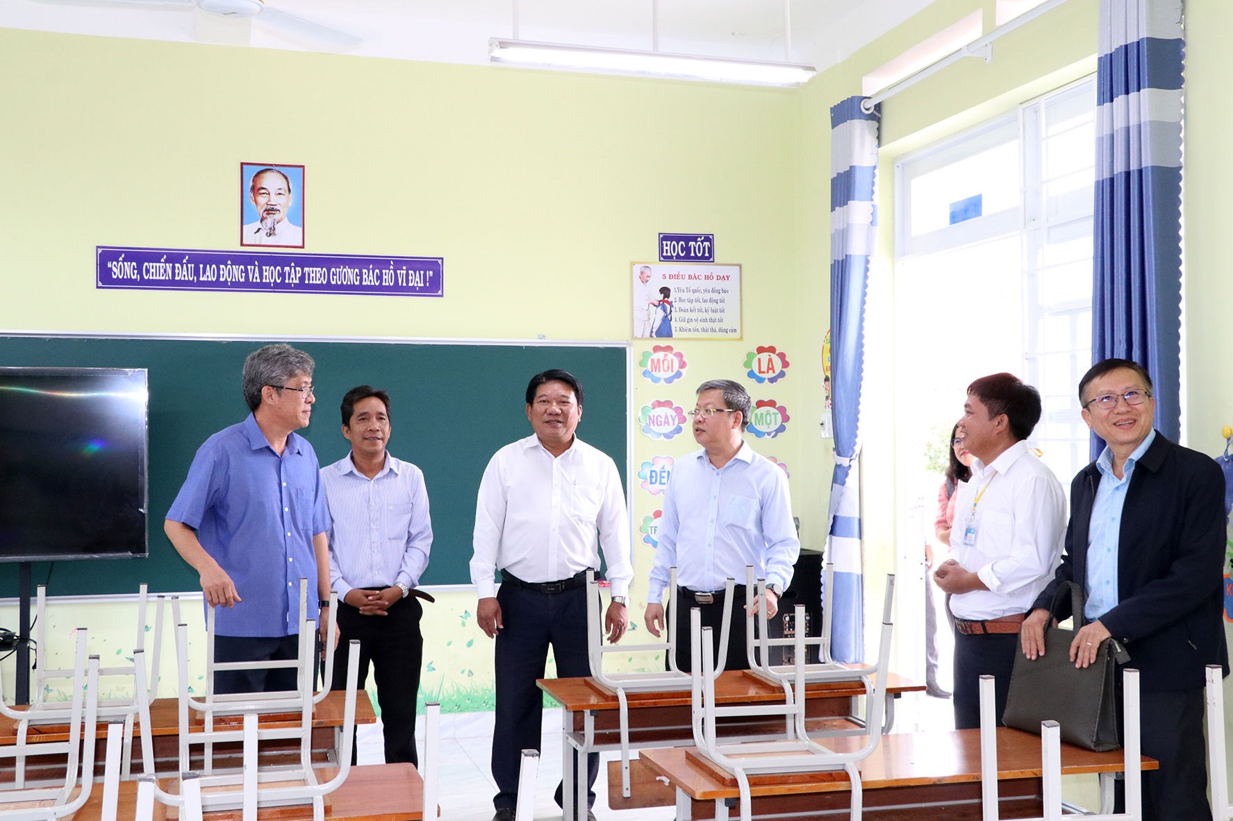 Đoàn công tác kiểm tra cơ sở vật chất trường lớp tại Trường TH&THCS Hồng Phong
