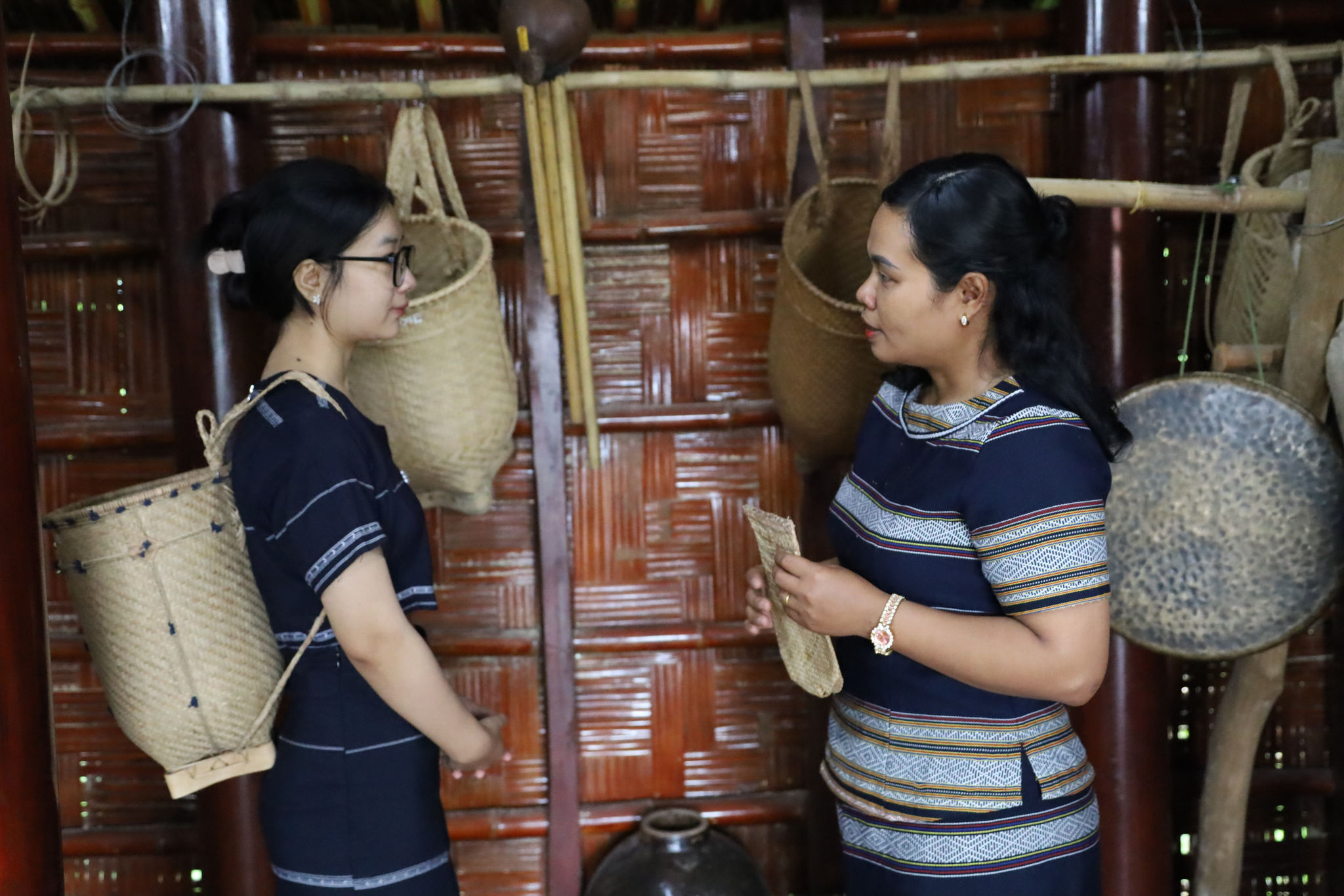 Chị K'Hưng (bên phải), Phó Ban quản lý Làng truyền thống dân tộc K’Ho tại thôn K’Long Trao