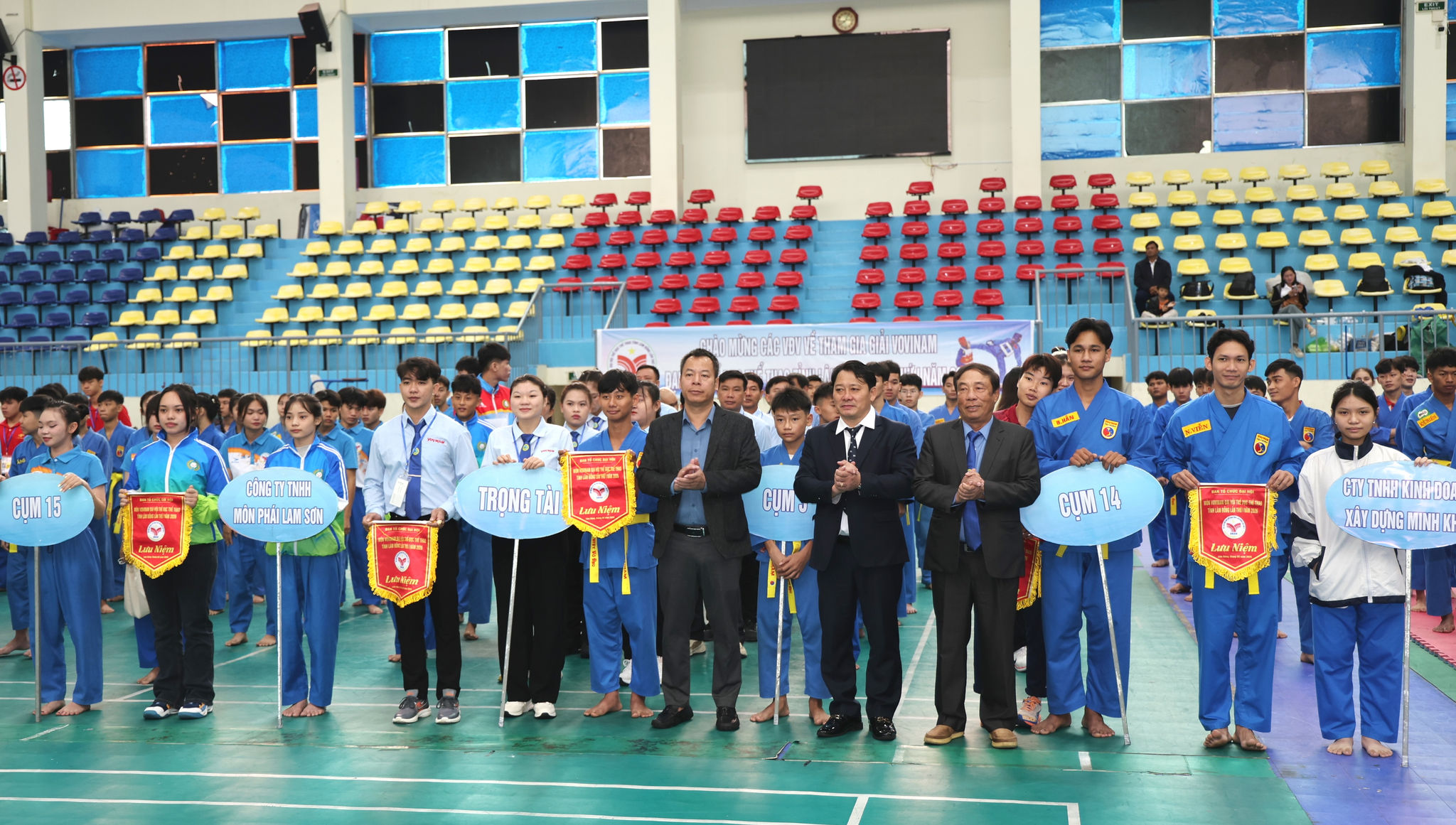 Lãnh đạo Sở H0TT&DL tăng cờ lưu niệm cho các đoàn tham gia