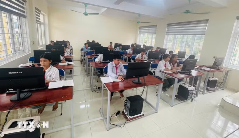 Công nghệ số và trí tuệ nhân tạo đang tạo ra những cơ hội chưa từng có cho trẻ em trong học tập, sáng tạo. (Ảnh: TTXVN)
