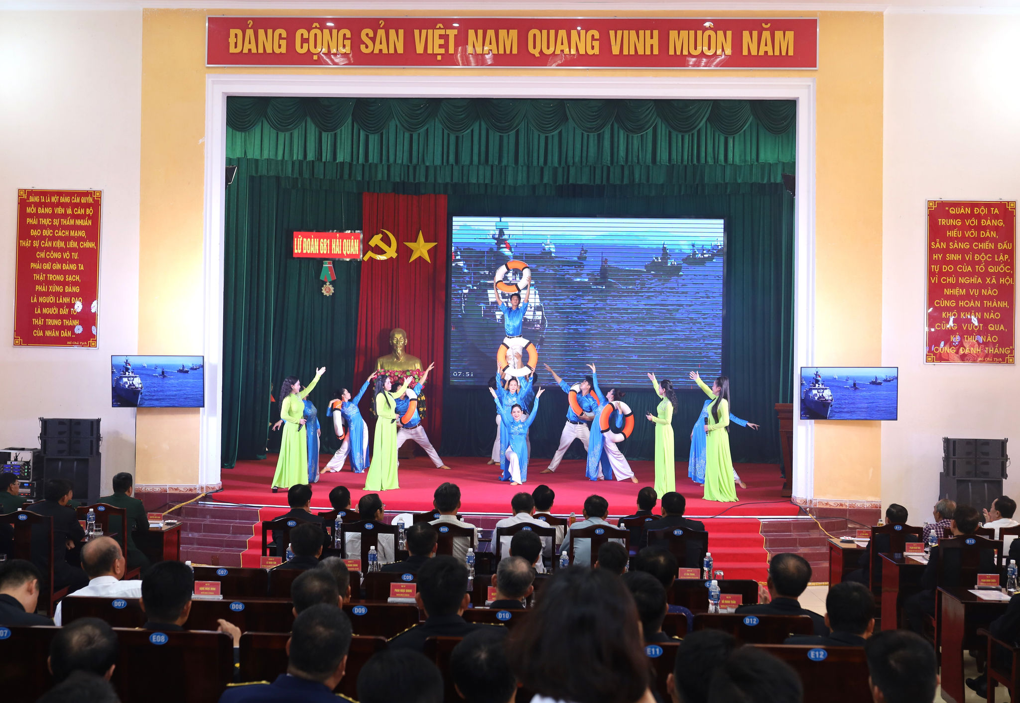 Văn nghệ chào mừng lễ kỷ niệm