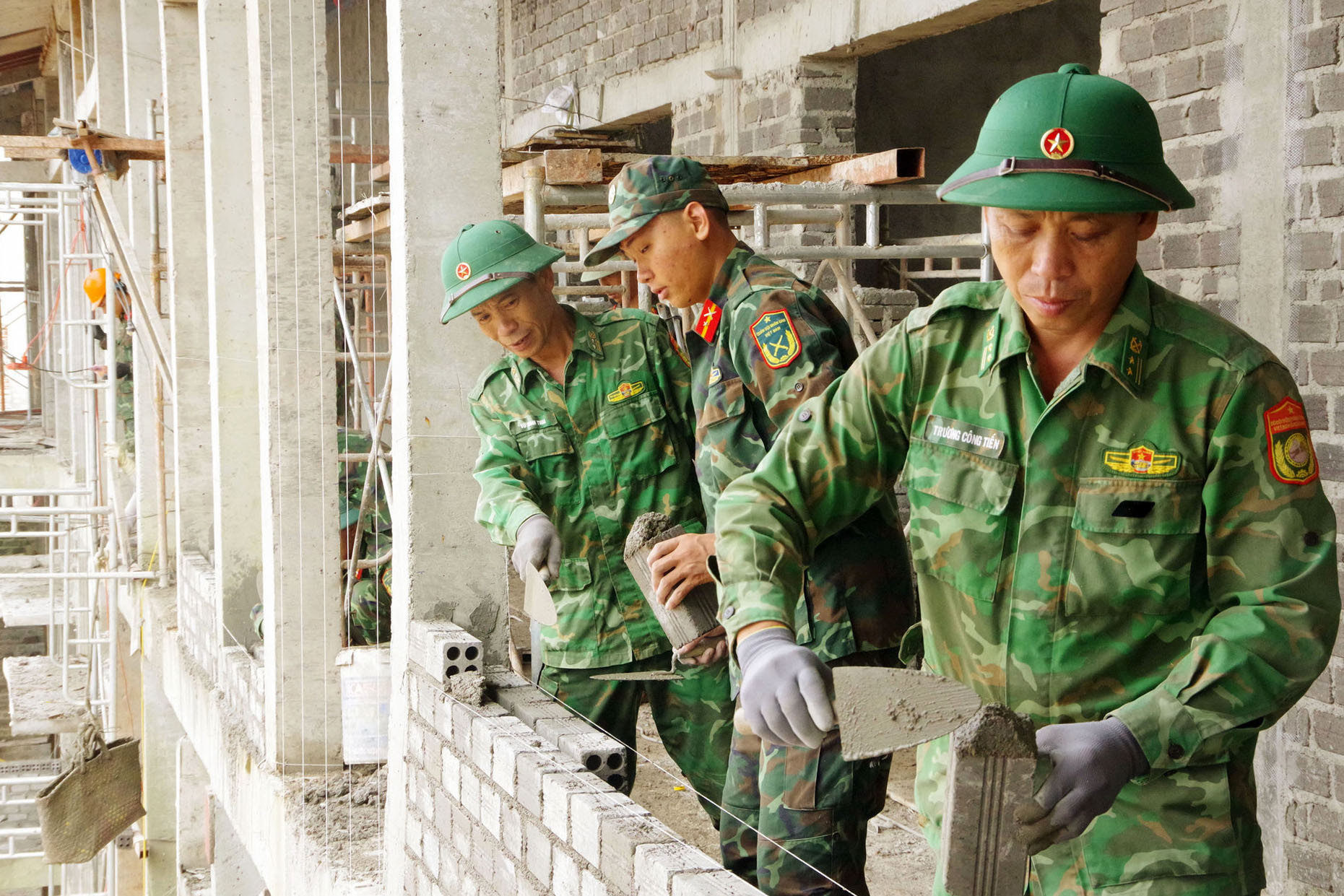 anh-5.-luc-luong-bdbp-tinh-lam-dong-tang-cuong-ho-tro-day-nhanh-tien-do-xay-dung-truong-noi-tru-lien-cap-tieu-hoc-va-trung-hoc-co-so-quang-truc-1-.jpg
