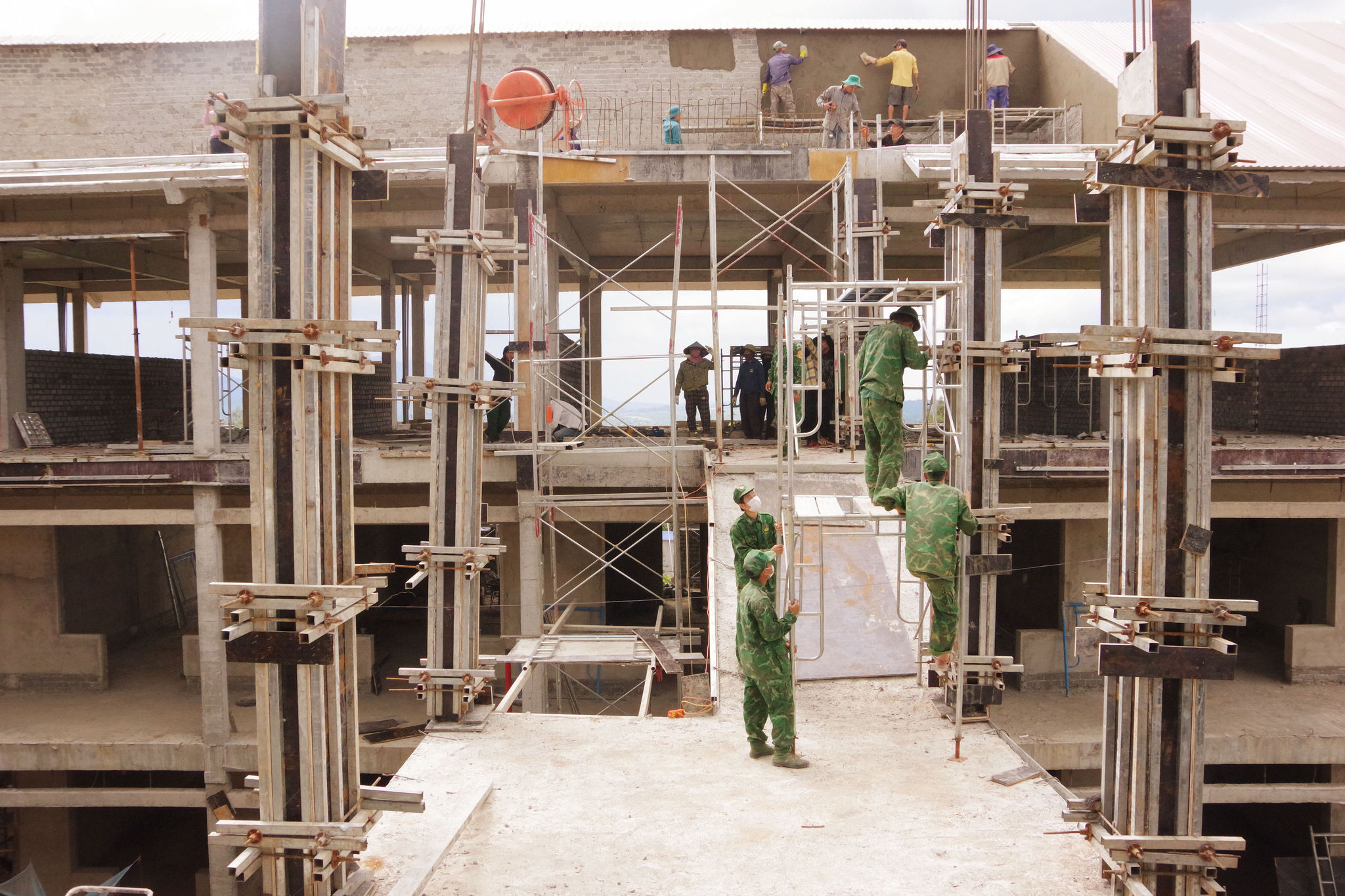 Ảnh 6 Khối nhà nội trú cho học sinh Trường Tiểu học và Trung học cơ sở Thuận An đang được đẩy nhanh tiến độ
