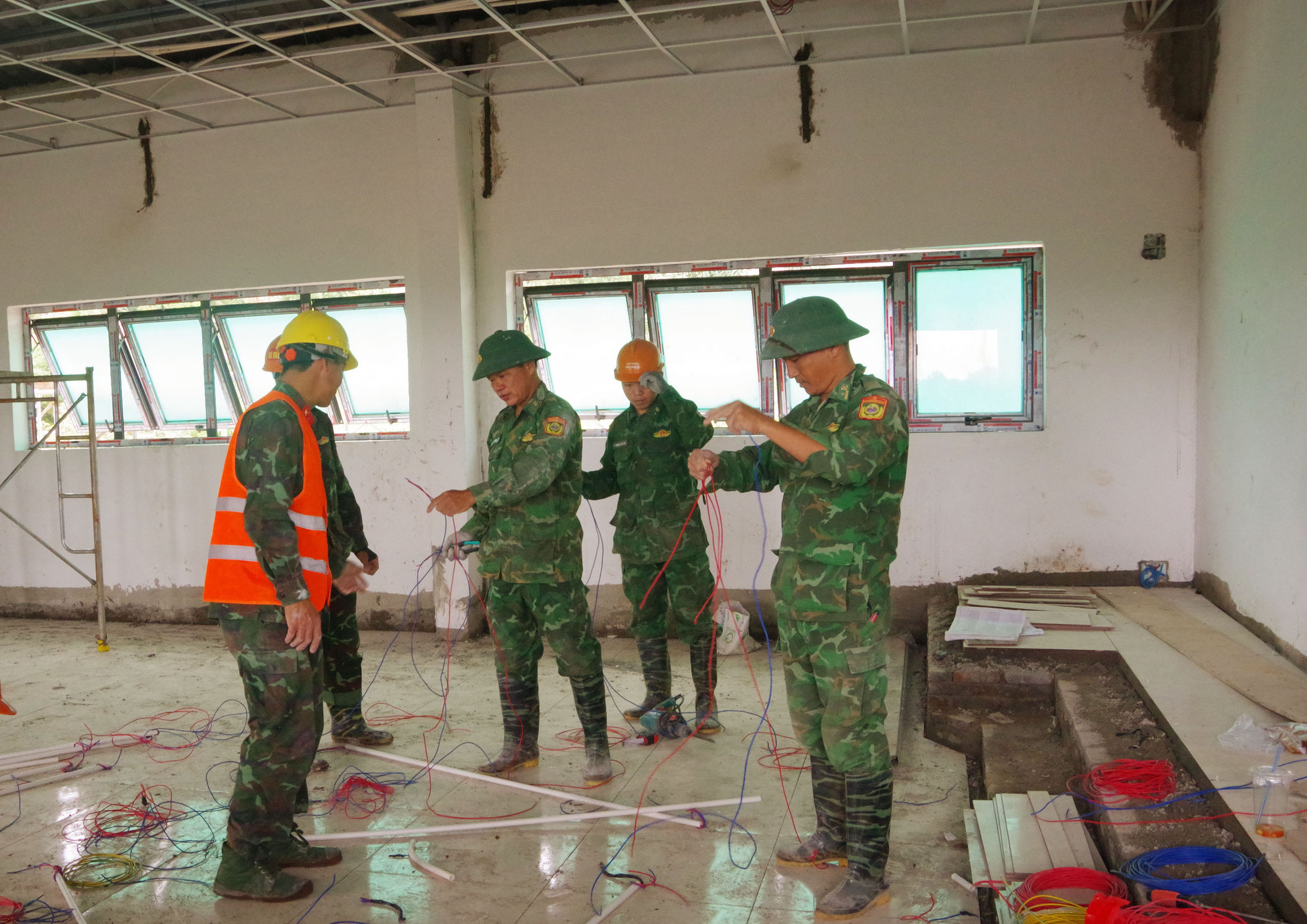Ảnh 8 Thi công phần điện khu phòng học Trường phổ thông nội trú liên cấp Tiểu học và Trung học cơ sở Quảng Trực