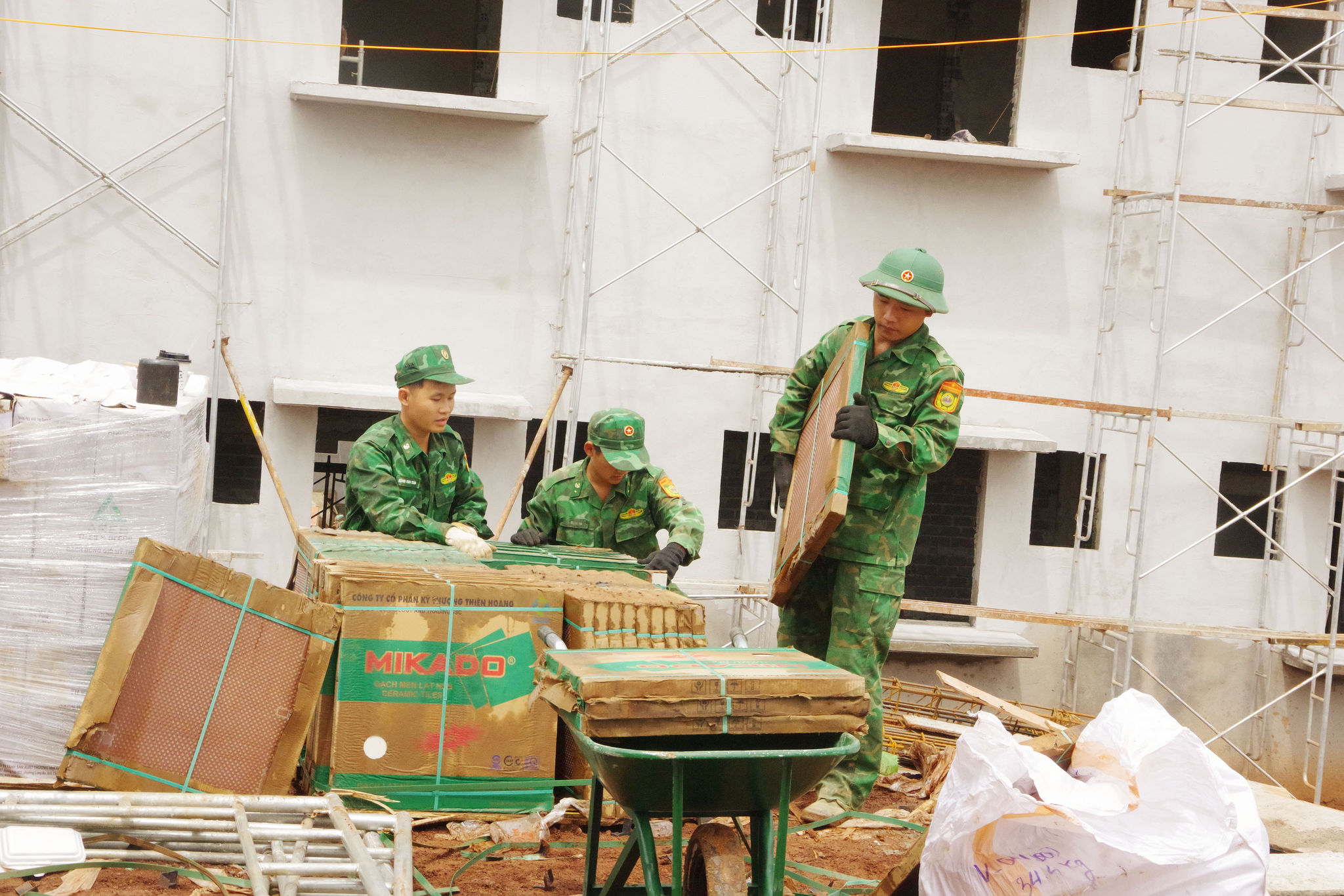 Ảnh 9 Các chiến sĩ vận chuyển vật liệu ốp lát khu phòng học Trường phổ thông nội trú liên cấp Tiểu học và Trung học cơ sở Quảng Trực