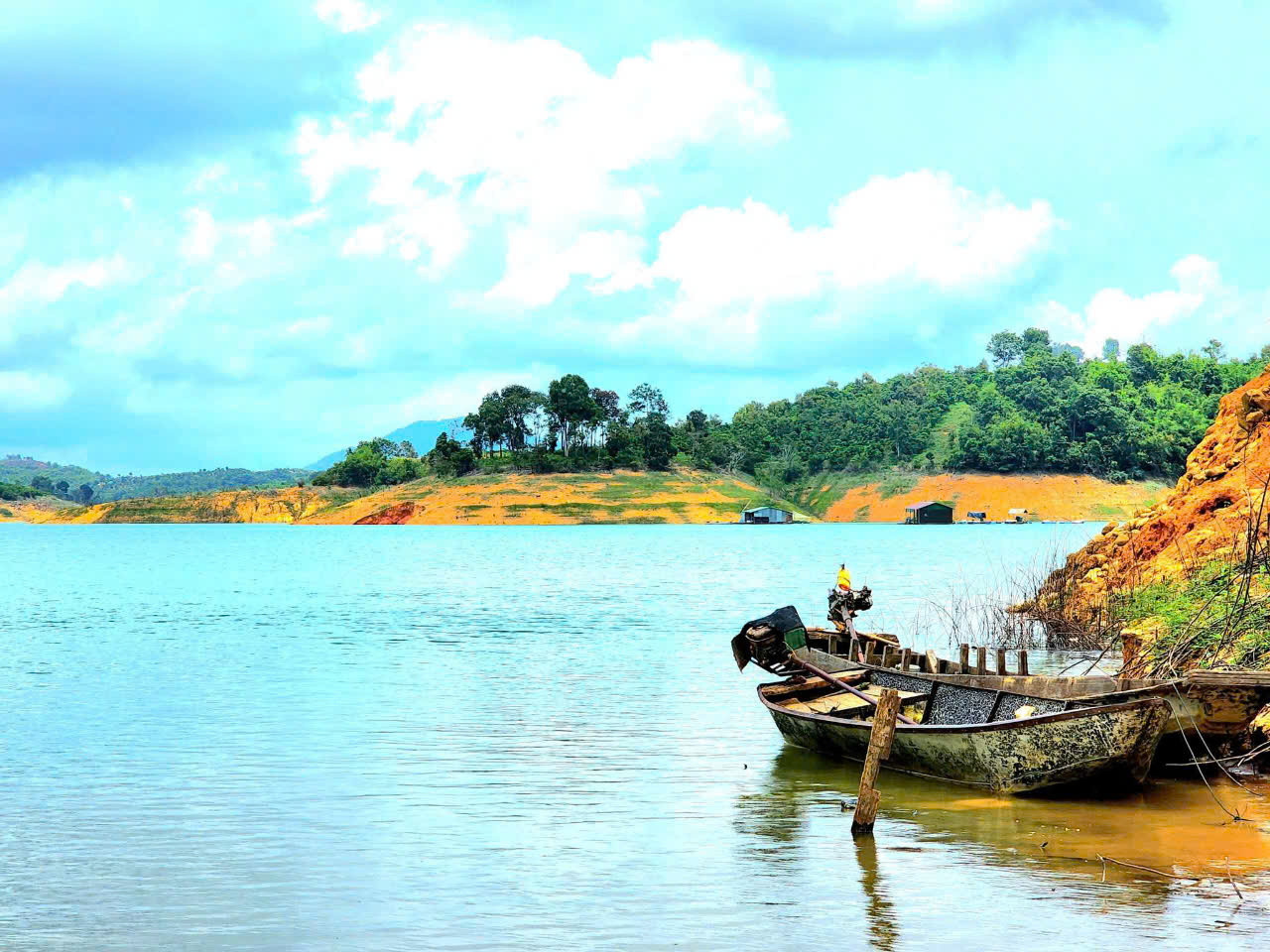 Cảnh quan yên bình tại lòng hồ Hàm Thuận (xã La Dạ), vùng đất đang được định hướng quy hoạch thành Hạ Long trên cao nguyên với các loại hình du lịch nghỉ dưỡng và thể thao nước.