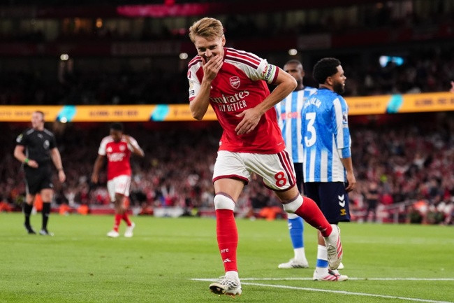 Martin Odegaard tỏa sáng ở tuyến tiền vệ Arsenal