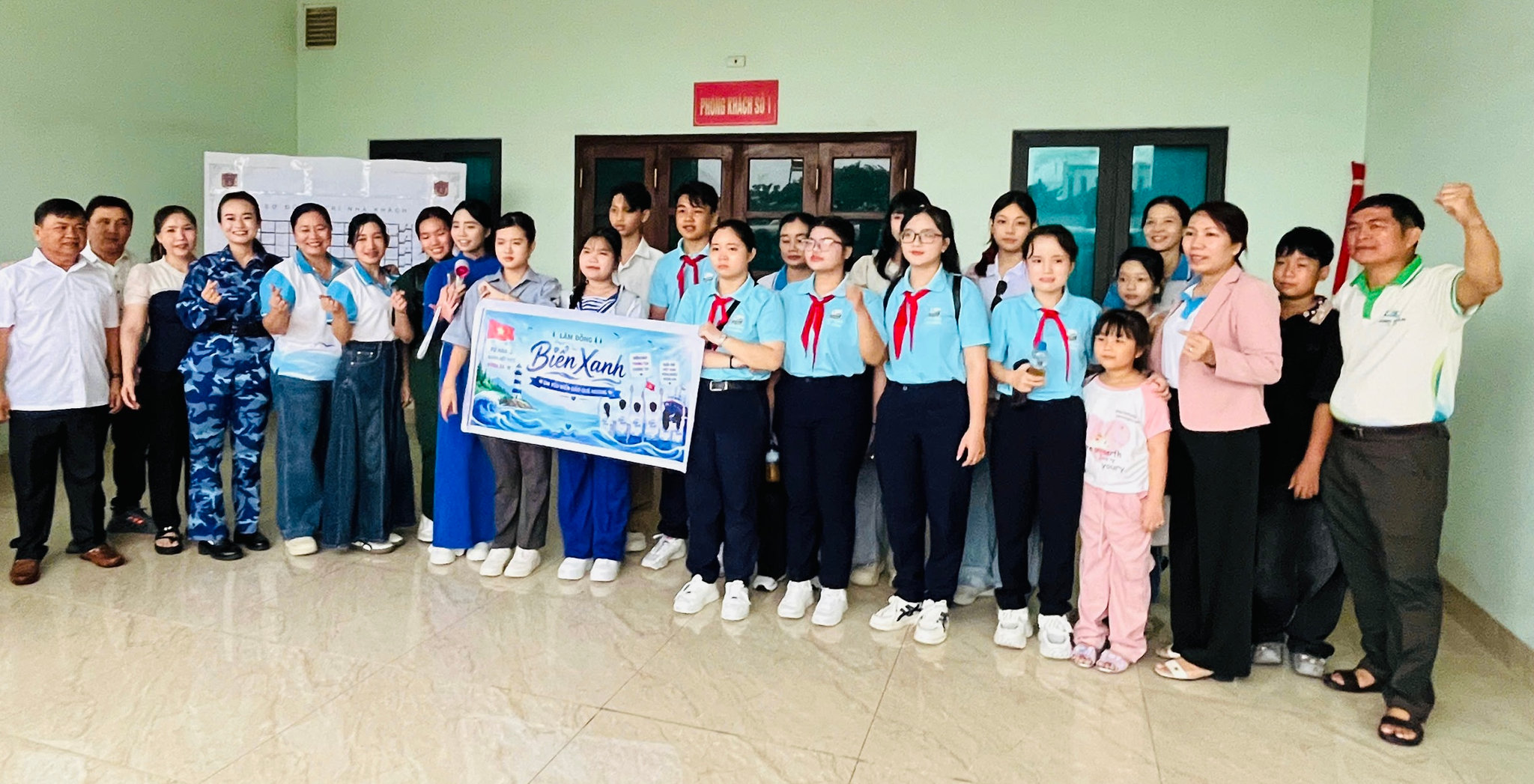 Các thành viên trong đội thi tỉnh Lâm Đồng chụp hình lưu niệm