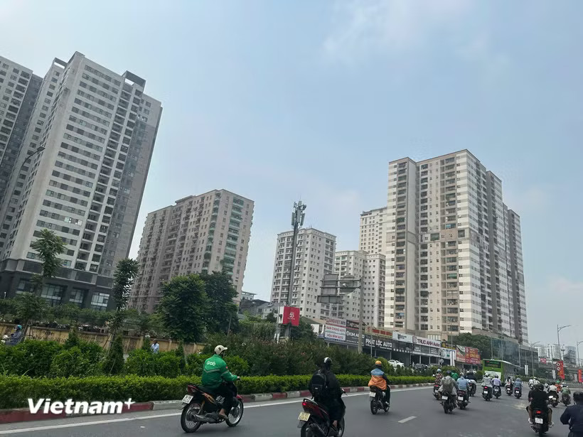 Luật Kinh doanh bất động sản cần có các công cụ, biện pháp để ngăn chặn các hành vi thao túng, “thổi giá” bất động sản. (Ảnh: Việt Hùng/Vietnam+)