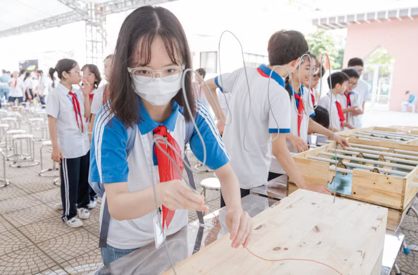 Học sinh trải nghiệm STEM. (Ảnh: PV/Vietnam+)