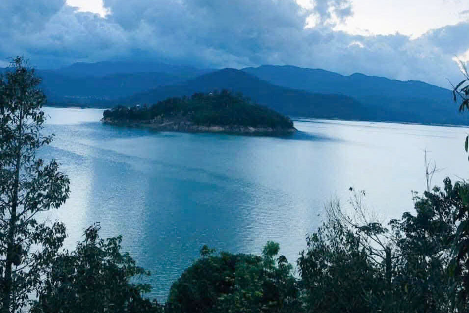 mot-goc-long-ho-ham-thuan-xa-la-da-voi-cac-hon-dao-nho-tuyet-dep(1).jpg