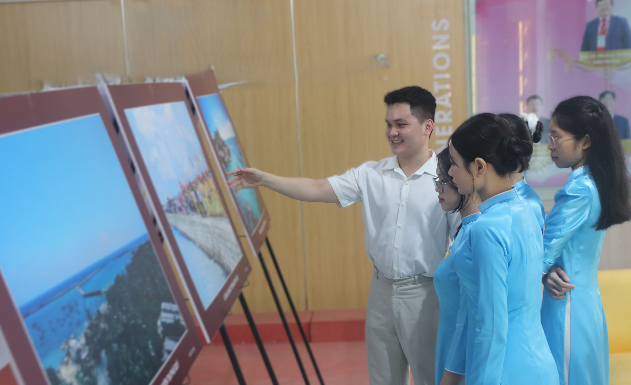 Sinh viên Trường Đại học Phan Thiết xem triển lãm ảnh về di sản
