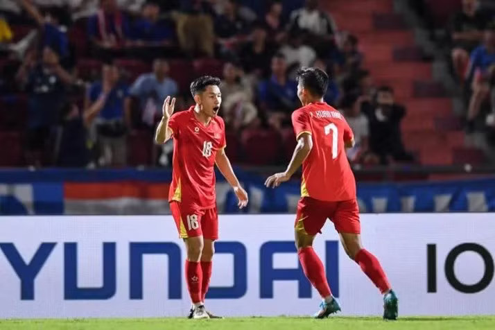 Tiền vệ Hai Long (số 18) ghi bàn mở tỷ số cho đội tuyển Việt Nam trên sân Rajamangala. (Ảnh: aseanutdfc)