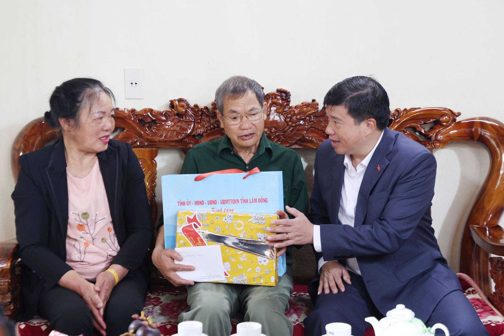 bi-thu-tham-tang-qua-1.jpg