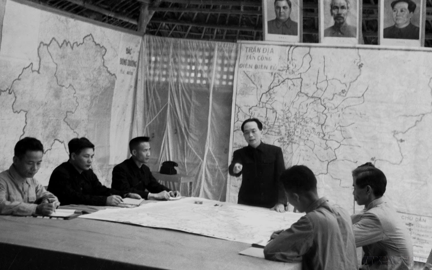 Bộ Chỉ huy Chiến dịch Điện Biên Phủ năm 1954 bàn kế hoạch tác chiến dưới sự chỉ đạo của Đại tướng, Tổng Tư lệnh Võ Nguyên Giáp