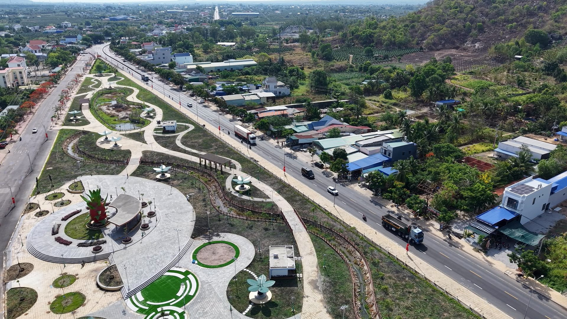 công viên trước UBND xã Hàm Thuận Nam nhìn từ trên cao