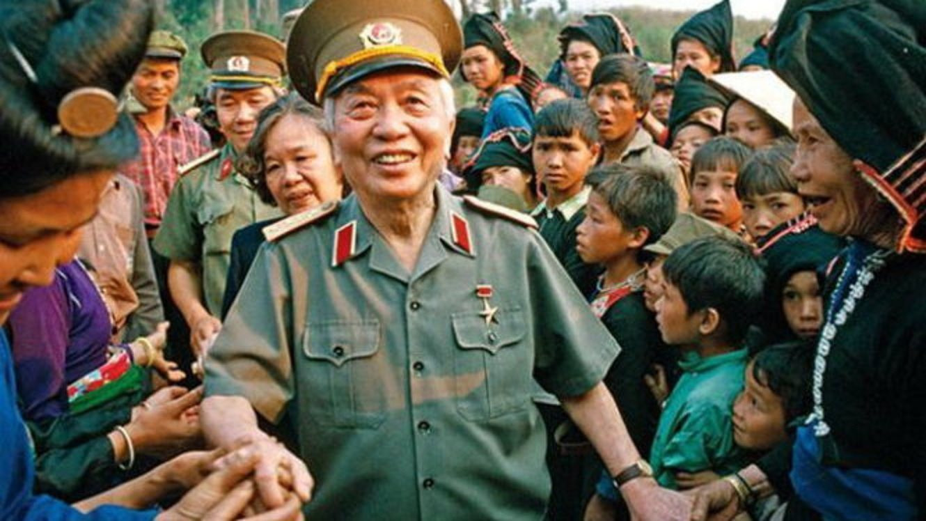 Đại tướng Võ Nguyên Giáp gặp lại người dân Mường Phăng sau 40 năm giải phóng Điện Biên. Ảnh tư liệu