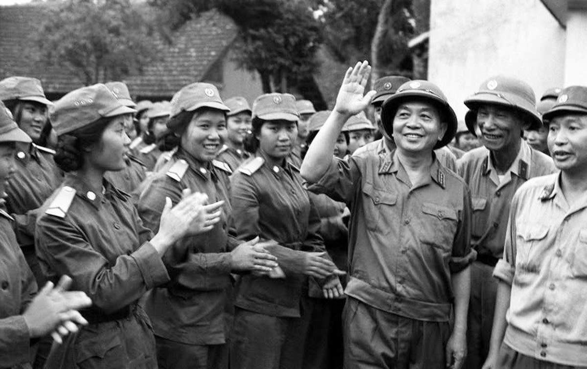 Đại tướng Võ Nguyên Giáp thăm các đơn vị thông tin và quân y tham gia duyệt binh