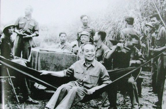 Đại tướng Võ Nguyên Giáp trong một lần đến thăm Bộ đội Trường Sơn