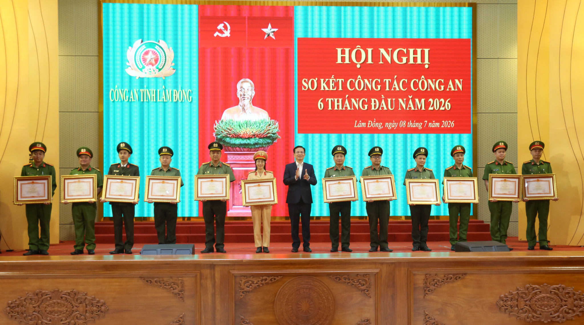 Đồng chí Hồ Văn Mười Chủ tịch UBND tỉnh trao Bằng khen của Thủ tướng Chính phủ cho các cá nhân có thành tích xuất sắc