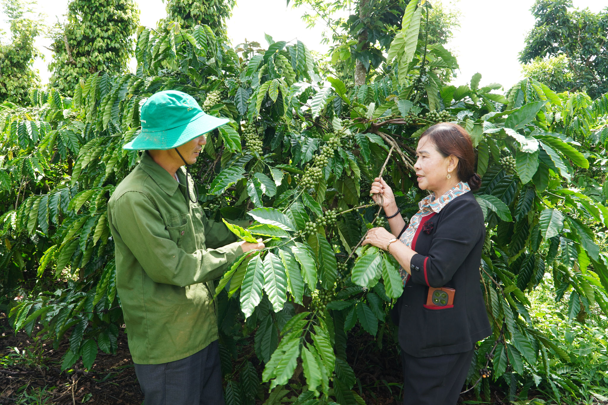 Bà Nguyễn Thị Toản, Bí thư Chi bộ bon Sa Nar dành nhiều thời gian nắm bắt địa bàn, tình hình dân cư