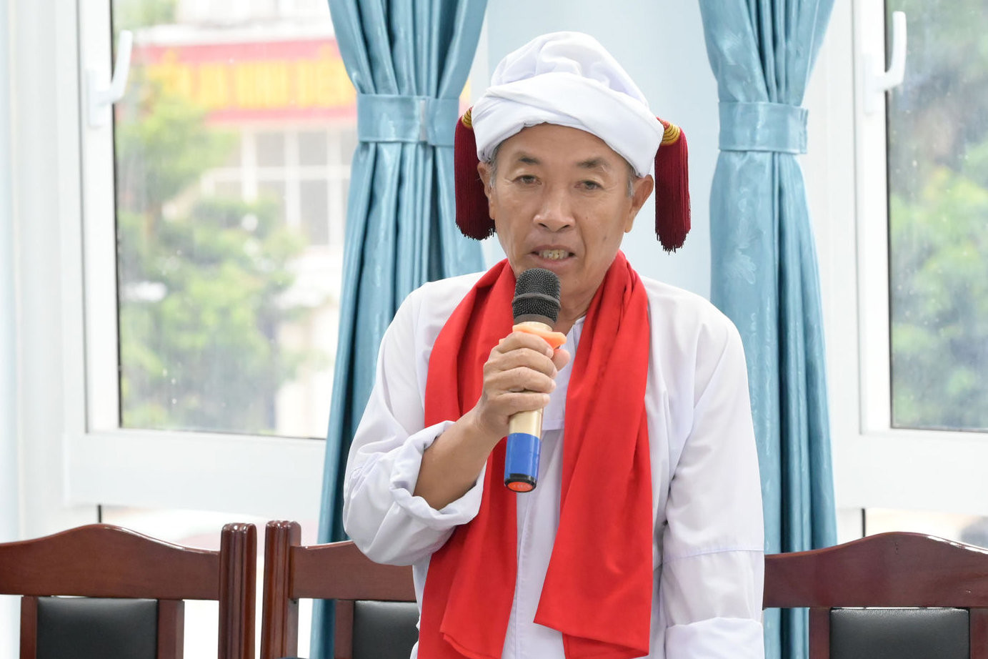 Senior Cham religious dignitary Thong Minh Toan of Ham Thuan Bac Commune, head of the festival's Ritual Committee, speaks at the meeting.
