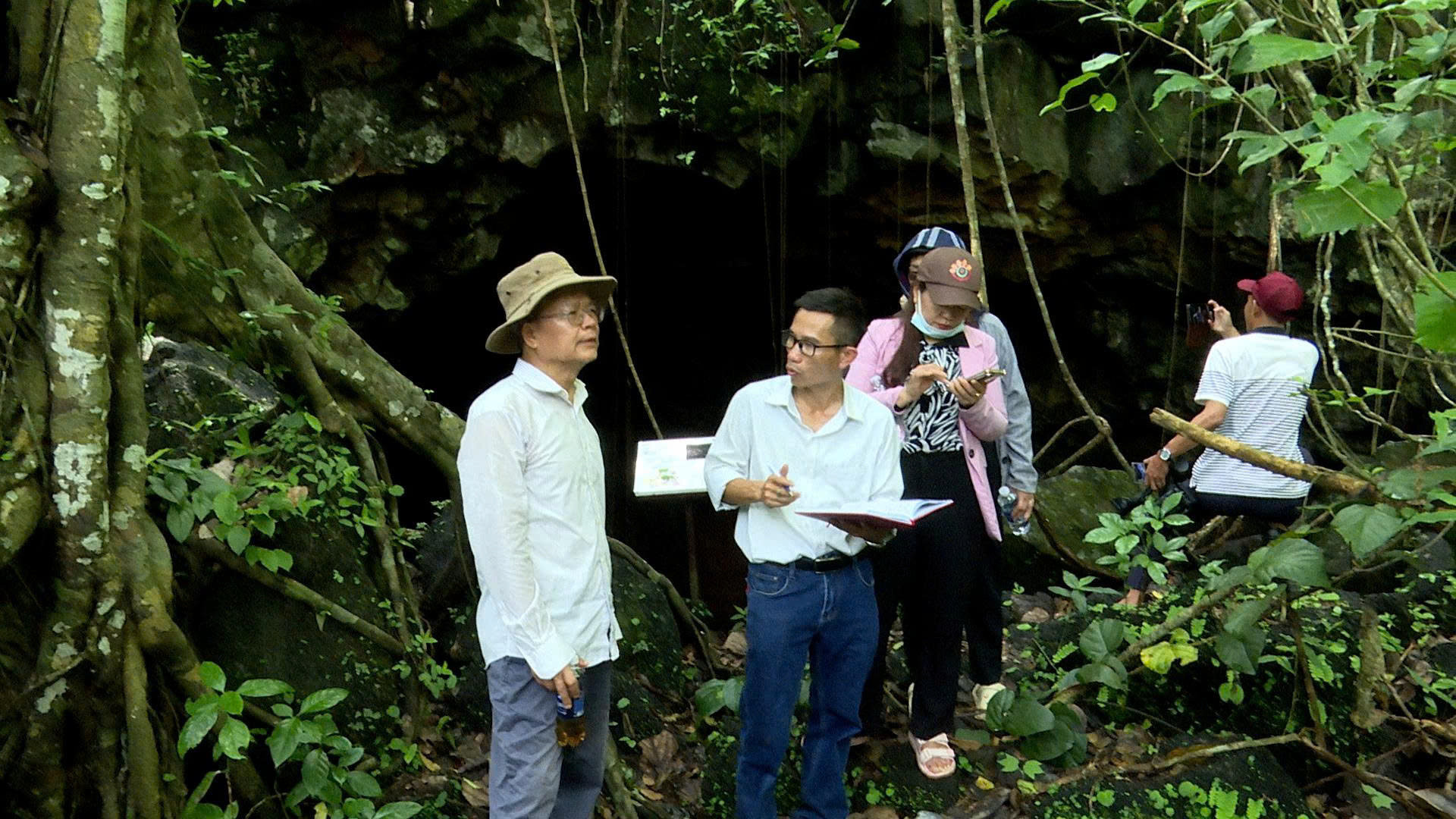 Experts survey heritage sites across Dak Nong UNESCO Global Geopark