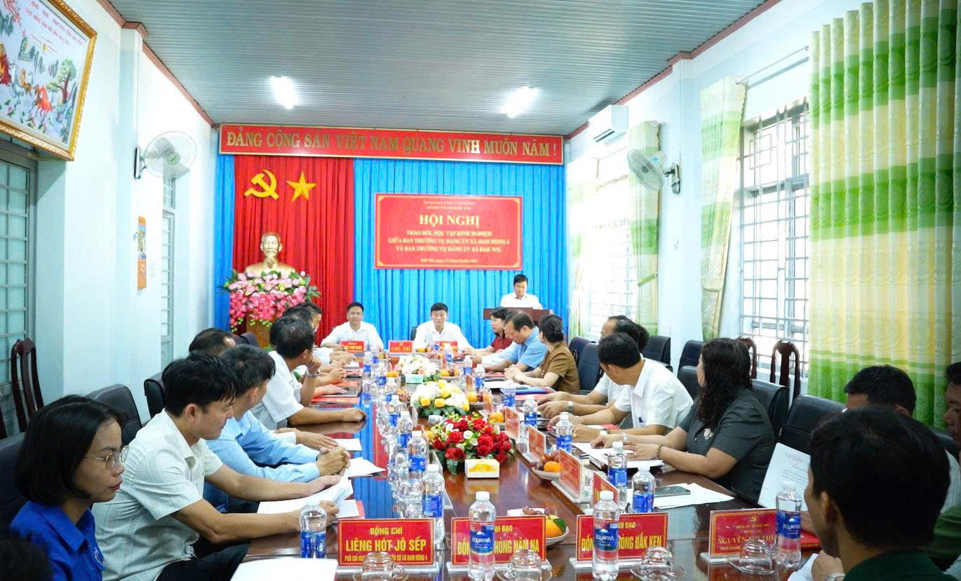 Lãnh đạo 2 địa phương trao đổi kinh nghiệm trên nhiều lĩnh lực