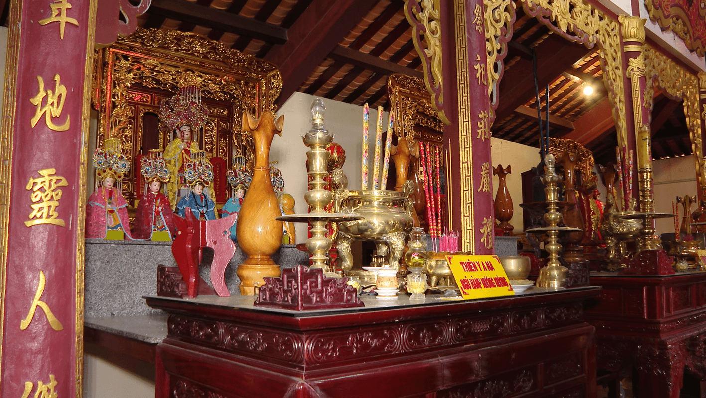Khám thờ Thiên Y A Na trong chính điện Đình thần Long Hương.