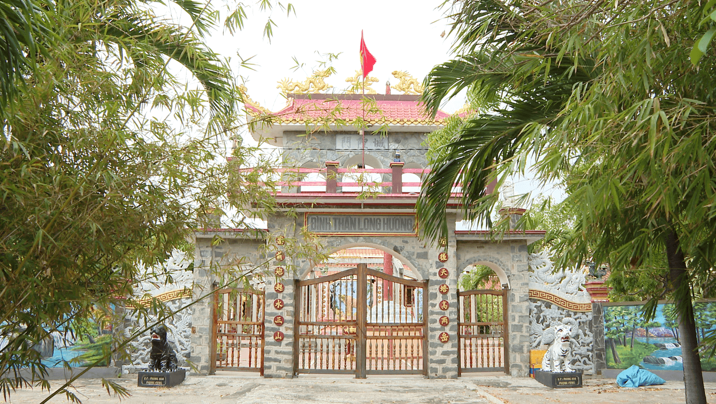 Cổng Đình thần Long Hương