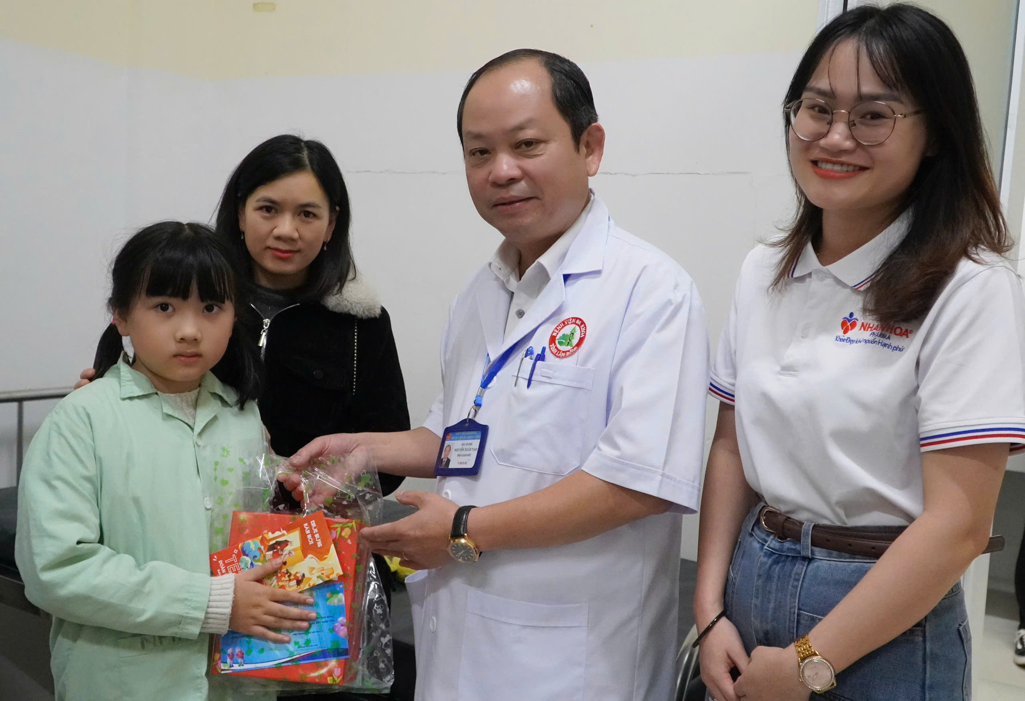 TRao quà Trung thu cho bệnh nhân nhí