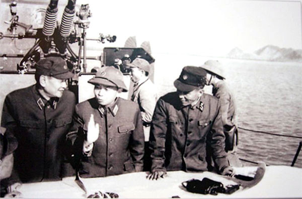 Trên boong tàu hải quân đi kiểm tra vùng biển Quảng Bình tháng 3 1973, Đại tướng Võ Nguyên Giáp khẳng định “Quyết tâm bảo vệ toàn vẹn vùng biển, hải đảo của Tổ quốc”