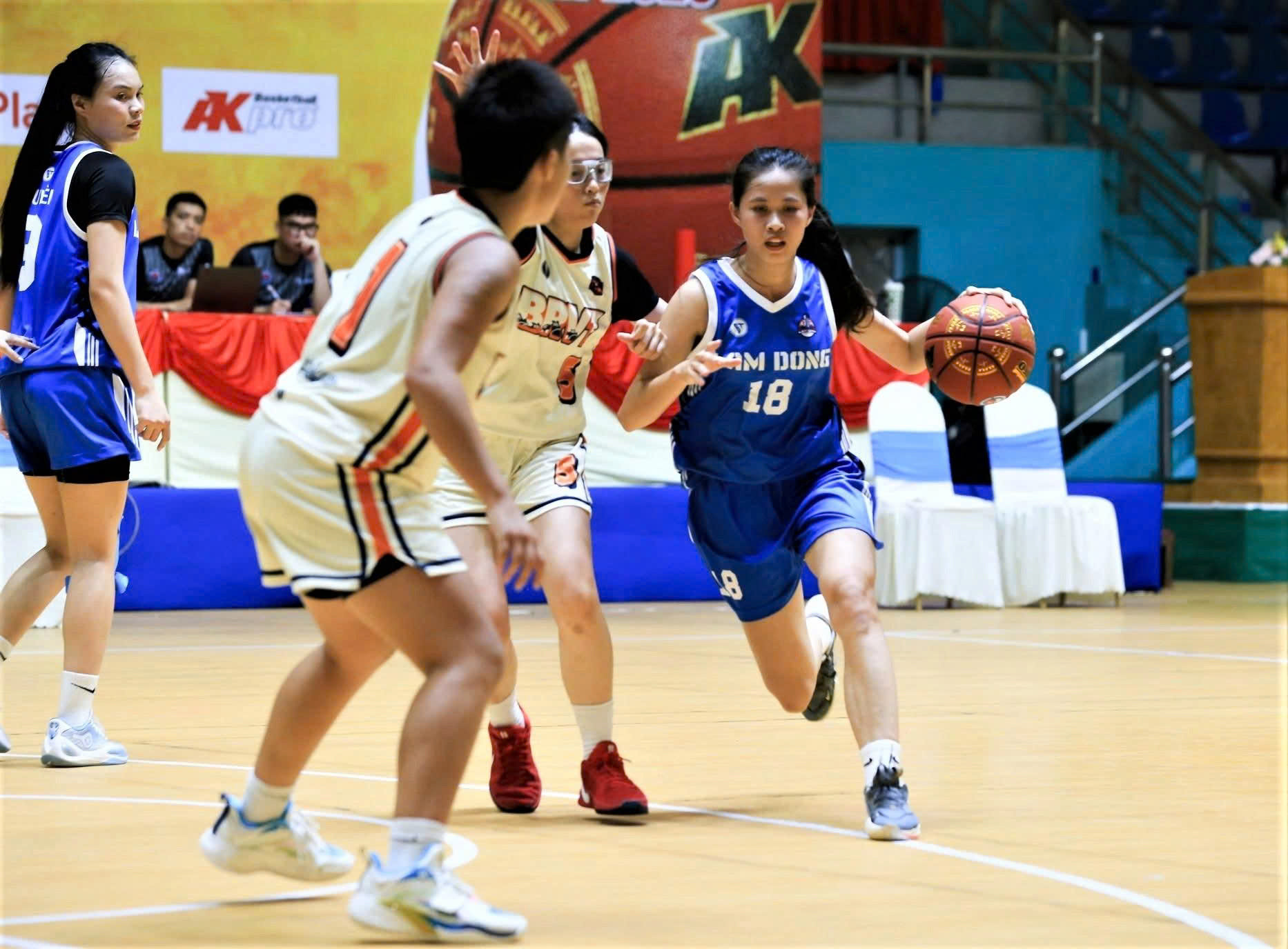 tuyen thu nu