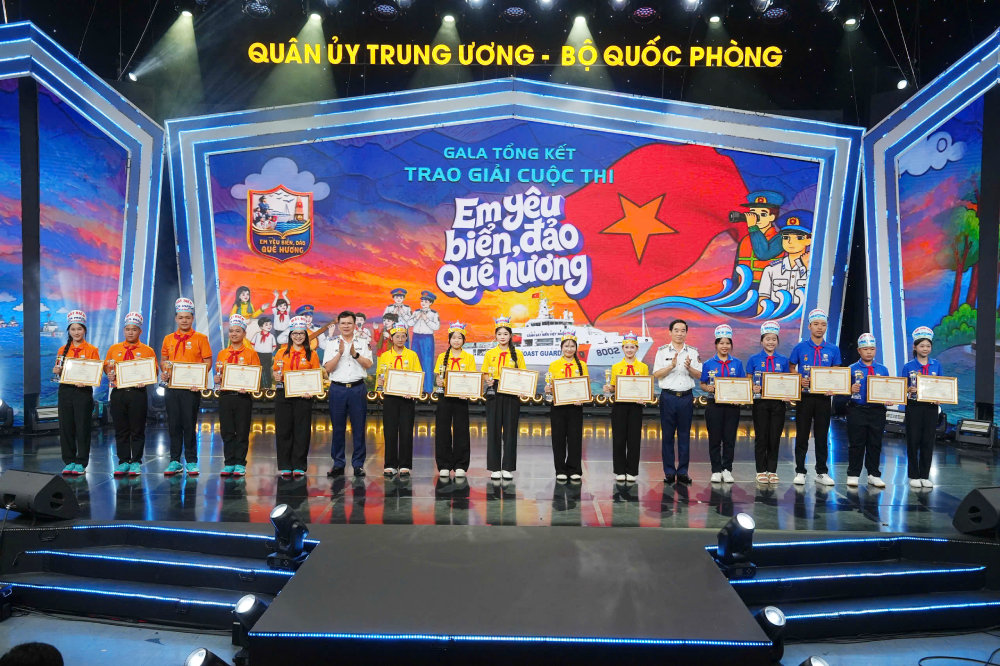 Trung tướng Lê Đình Cường, Tư lệnh Cảnh sát biển Việt Nam và Trung tướng Bùi Quốc Oai - Chính ủy Cảnh sát biển Việt Nam trao giải Ba cho các đội Sao Biển, Mắt Biển và Đảo Mê.