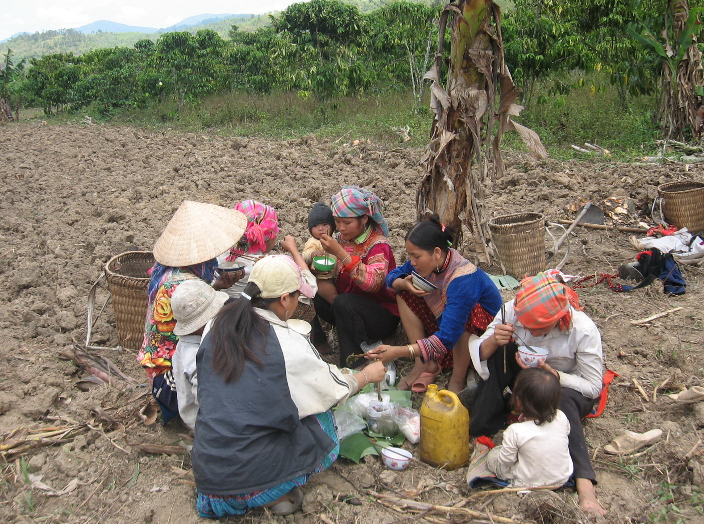 Bữa cơm trưa dọn trên lá chuối của sáu người phụ nữ trồng ngô và những đứa con-ảnh chụp từ 20 năm trước
