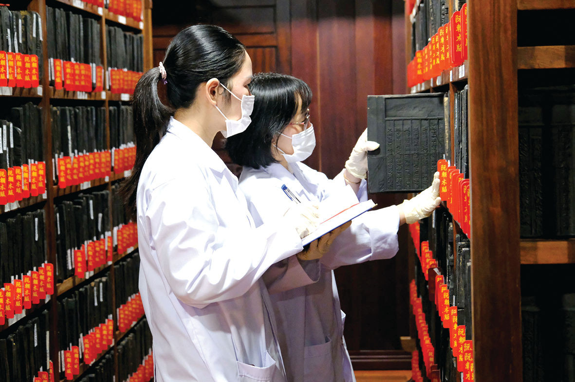 Công tác kiểm tra tình trạng vật lý của mộc bản vẫn được tiến hành mỗi ngày