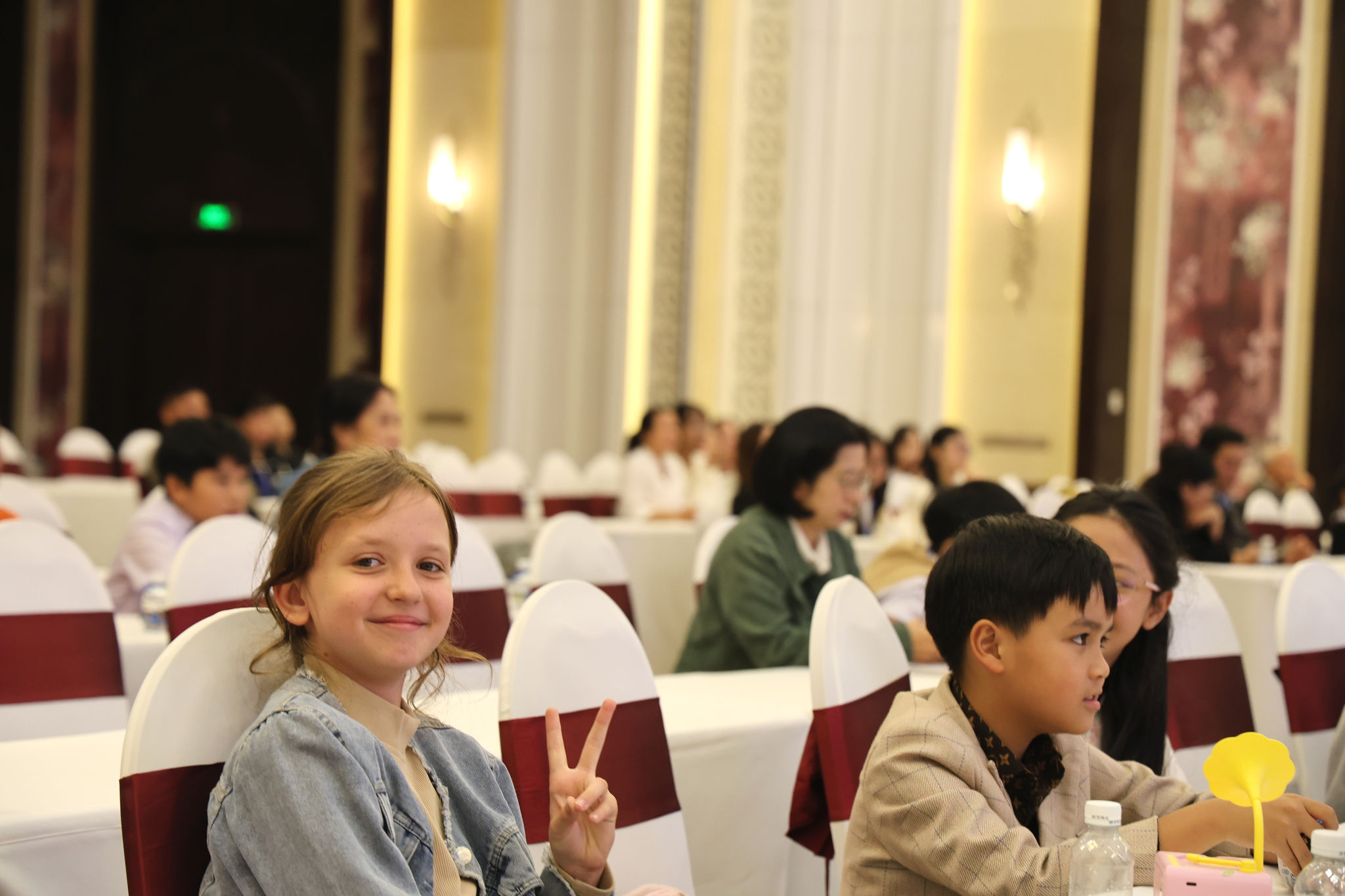 Cuộc thi cũng là sân chơi giao lưu giữa các bạn nhỏ Việt Nam và quốc tế