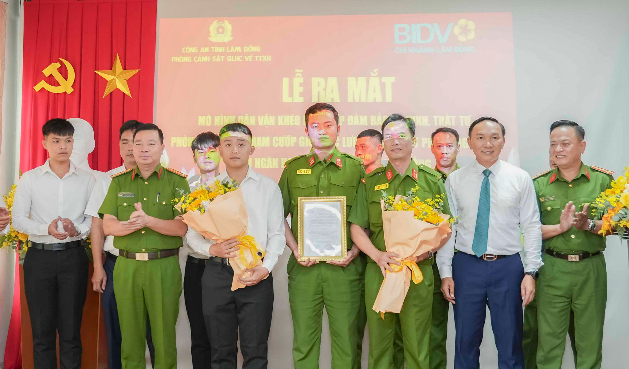 Đại diện Công an tỉnh và BIDV Chi nhánh Lâm Đồng chụp ảnh lưu niệm tại lễ ra mắt mô hình. Ảnh Lê Tiến