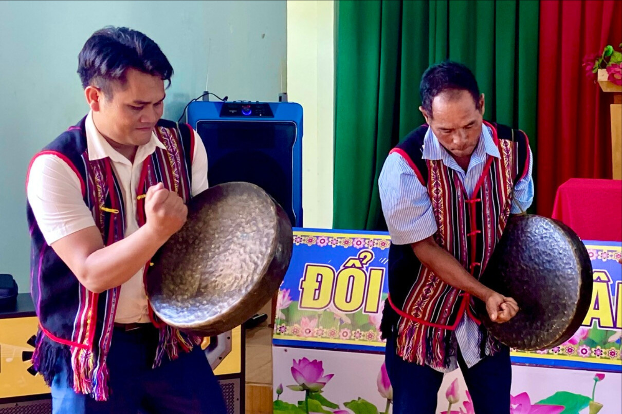 Thanh niênCán bộ Đoàn nhiệt huyết nơi vùng biên Y Krak • Nơi phên dậu Tổ quốc, anh Y A Rôn, Phó Chủ tịch Ủy ban MTTQ Việt Nam, Bí thư Đoàn xã Thuận An, tỉnh Lâm Đồng luôn nhiệt huyết, bám cơ sở, đồng hành cùng thanh niên, người dân. Trên cương vị Phó Chủ tịch Ủy ban MTTQ Việt Nam xã Thuận An, kiêm Bí thư Đoàn xã và Chủ tịch Hội LHTN Việt Nam xã, anh Y A Rôn (bên trái) thường xuyên phối hợp cán bộ chiến sĩ Đồn Biên phòng Đắk Lao tuyên truyền, vận động đoàn viên, thanh niên trong xã chú trọng phát