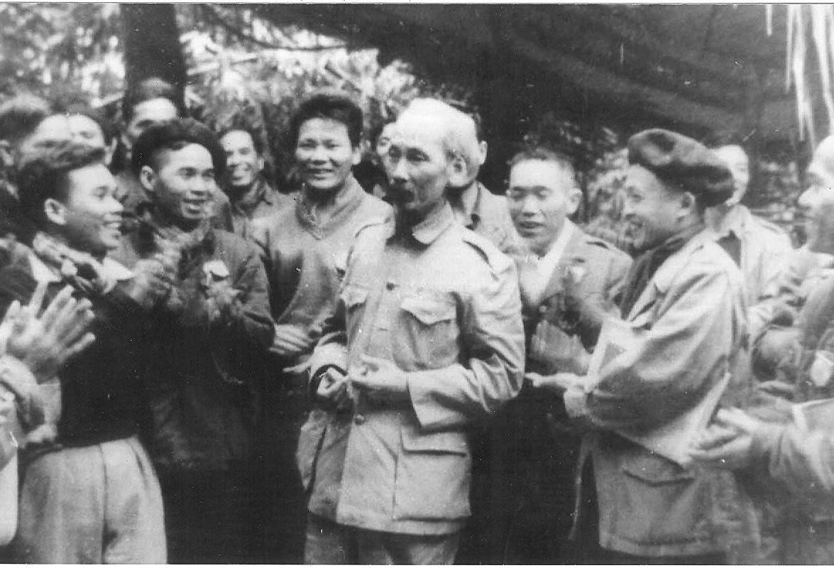 Chủ tịch Hồ Chí Minh nói chuyện với đại biểu dự Đại hội Đảng toàn quốc lần II, tháng 2/1951. Ảnh: Tư liệu TTXVN.